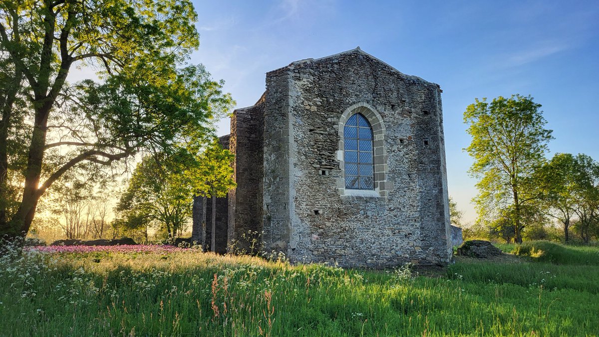 FabienMousset's tweet photo. Coucher de soleil sur la chapelle de la #commanderie de Coudrie à #challans #Vendée. Près de neuf siècles de longévité pour la petite dame... #Patrimoine https://t.co/lp7927bQOO