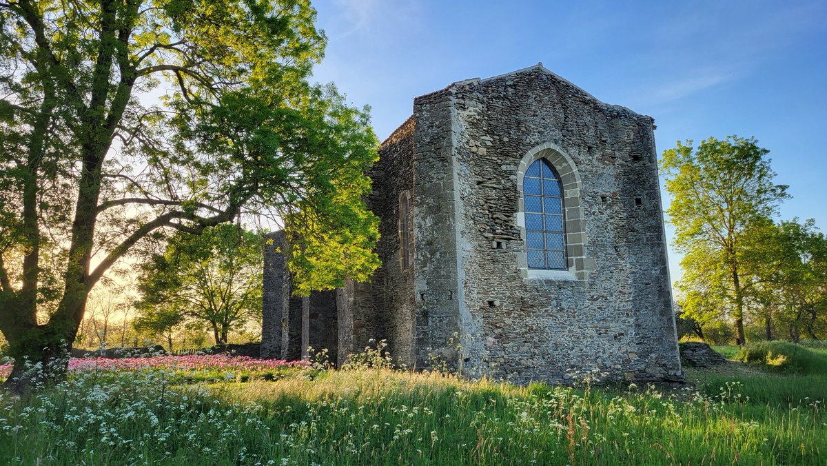 FabienMousset's tweet photo. Coucher de soleil sur la chapelle de la #commanderie de Coudrie à #challans #Vendée. Près de neuf siècles de longévité pour la petite dame... #Patrimoine https://t.co/lp7927bQOO