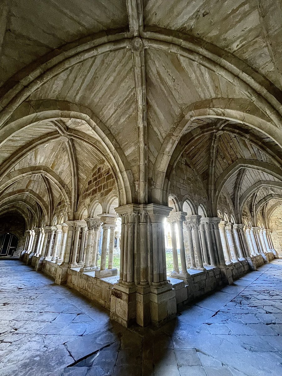 eborrajeros's tweet photo. Tercer día. Primera parada: Monasterio de Santa María la Real, s.XII-XIII. Aguilar de Campoo. Sede de la Fundación Santa María la Real, románico y territorio. Maravilloso claustro y sensacional tienda-librería para perderte. https://t.co/p0VUoqQPom
