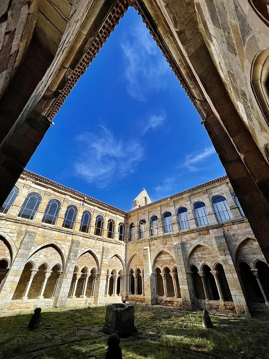 eborrajeros's tweet photo. Tercer día. Primera parada: Monasterio de Santa María la Real, s.XII-XIII. Aguilar de Campoo. Sede de la Fundación Santa María la Real, románico y territorio. Maravilloso claustro y sensacional tienda-librería para perderte. https://t.co/p0VUoqQPom