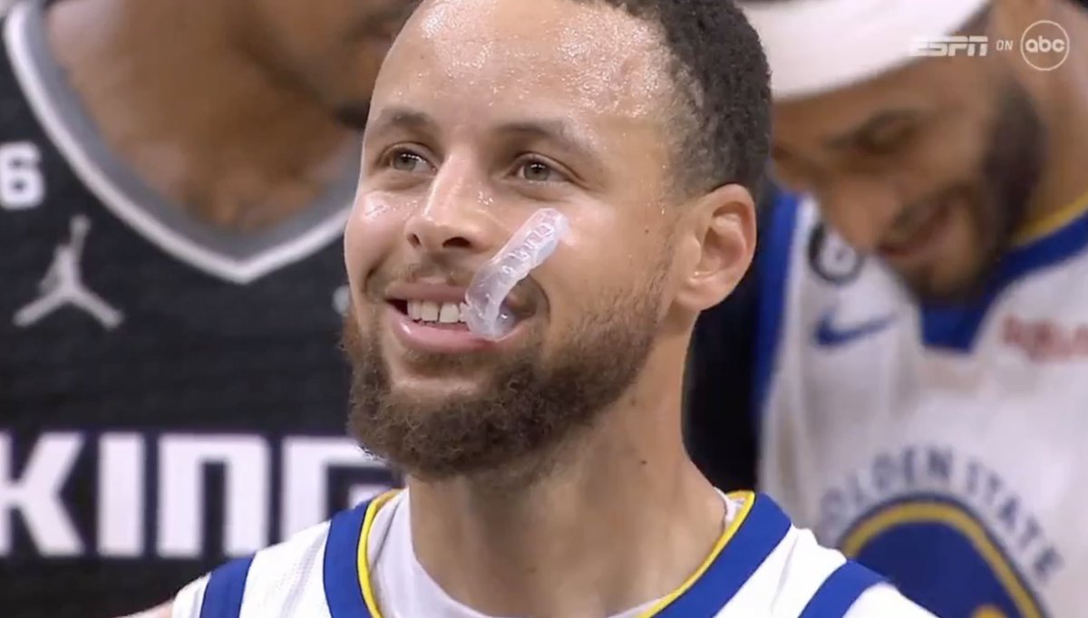 WarriorsMuse's tweet photo. Last night, Stephen Curry became the FIRST player in NBA Playoff History to record:

20+ points from 3
20+ points in the paint

in the same game. https://t.co/TDsSC2icQu
