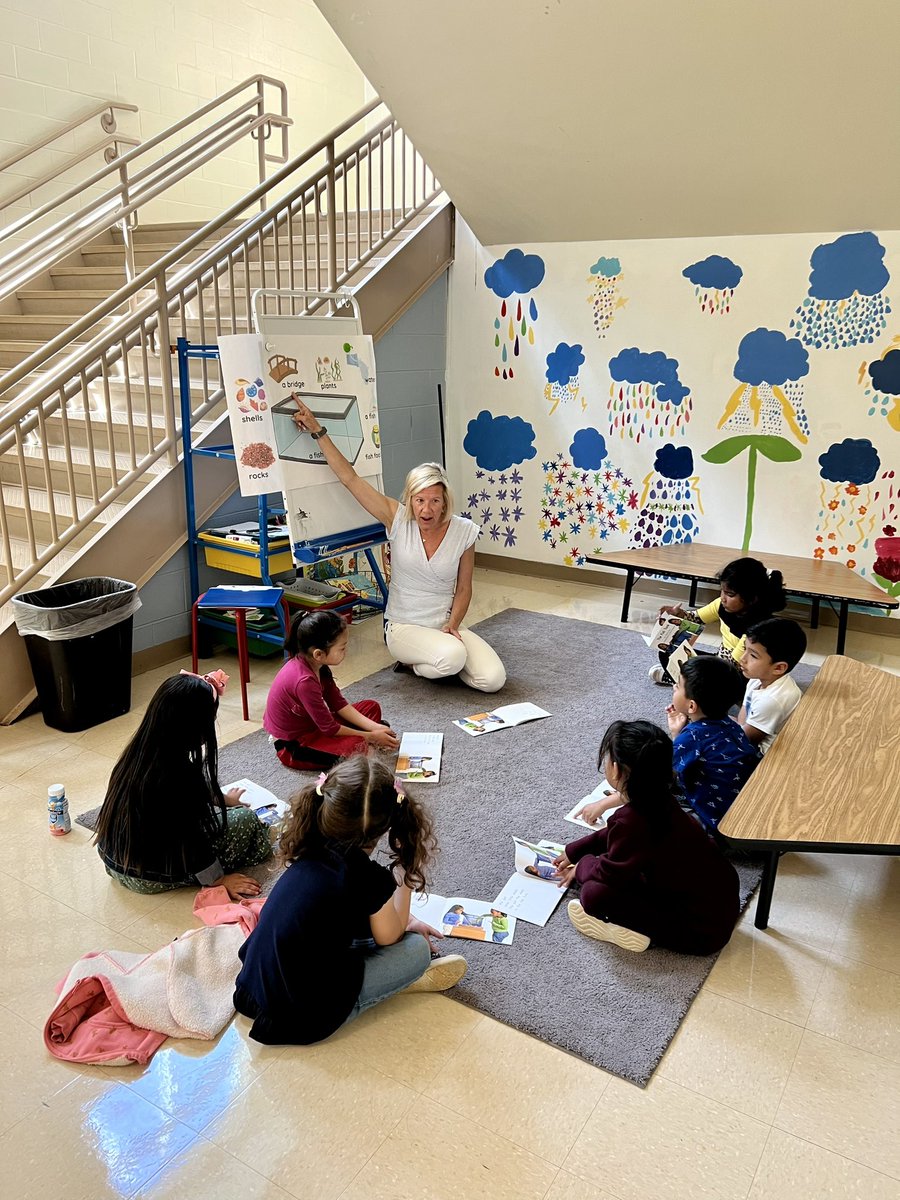SterlingElemen1's tweet photo. These MLL kindergartners are working so hard to increase their vocabulary!  They are applying it to a new text in small group! 📖 🤔 @CharMeckSchools #sterlingpride🐯 #kindergarten #multilanguagelearners #YesWeCan #SiSsPuede https://t.co/YTOVlkVldu