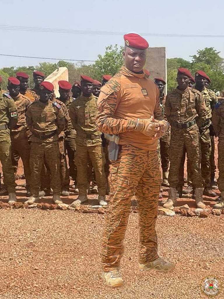 #BurkinaFaso: le capitaine Ibrahim Traoré à Boromo à l'Ouest du pays pour encourager les hommes du détachement militaire de cette ville. Le chef de l'Etat était de retour de Bobo Dioulasso où il a séjourné pendant au moins 5 jours.