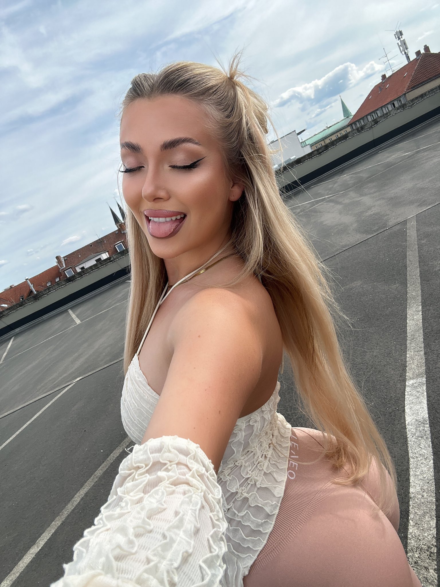 lizziegrey on X: Bought a new leggings and Love it 🤭  t.coi0IJ6s2R8i  X