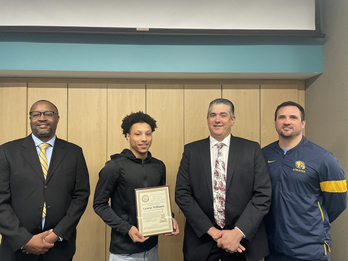 RVC_MBB's tweet photo. Congratulations to George Williams on being recognized by the state of Illinois for his continued success, as well as being an exceptional leader on and off the floor! @G_williams02 https://t.co/dns5y5zcsZ