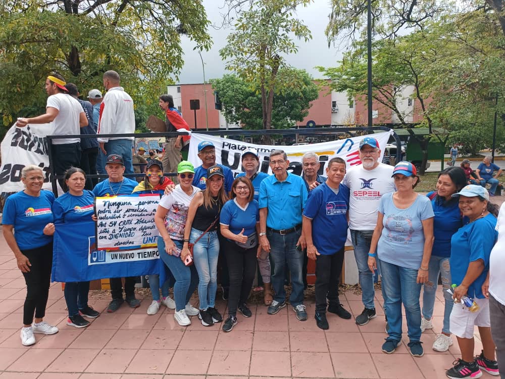Hoy 1 Mayo los trabajadores que pertenecen @UNT_Lara_  en protesta por un sueldo dignó dónde se pueda cubrir las necesidades básicas por qué el que tenemos no al cansa para nada por eso Lara dice
#VzlaExigeSalarioDigno