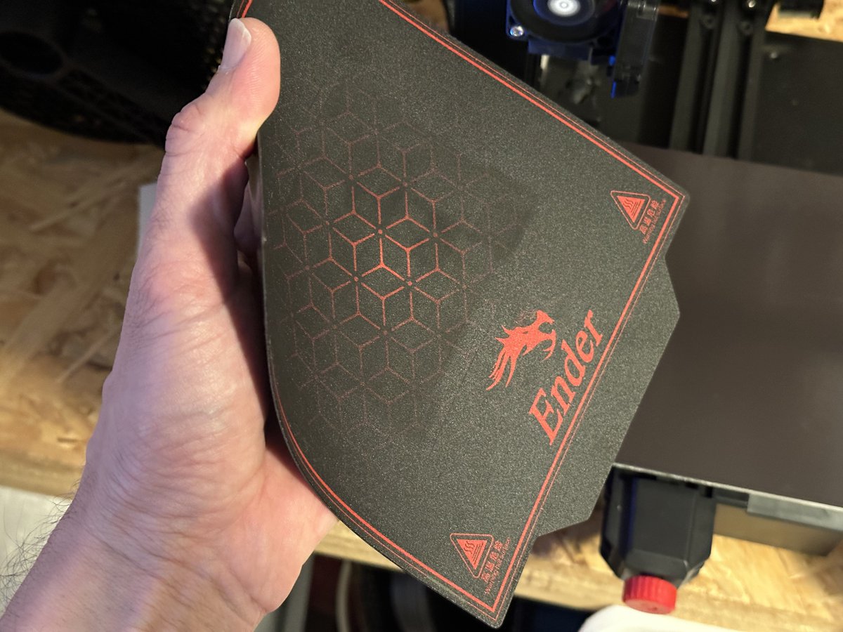 KutilDomaci's tweet photo. Jak jsem zpočátku na #ender2pro koukal skrz prsty a zvlášť se uchichtával té podložce na bed, tak musím říct, že se na to tiskne dobře, dobře se čistí, nevyžaduje stálou péči… takže za mě palec hore! https://t.co/WOpkhtMpnj