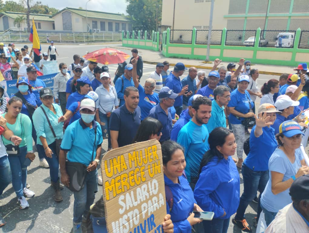 DiversosUNTLara's tweet photo. Hoy 1 Mayo los trabajadores que pertenecen @UNT_Lara_  en protesta por un sueldo dignó dónde se pueda cubrir las necesidades básicas por qué el que tenemos no al cansa para nada por eso Lara dice
#VzlaExigeSalarioDigno https://t.co/bFHtMMOxu4