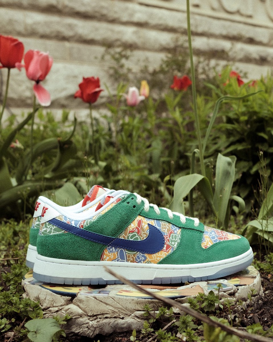topsnbottomsusa's tweet photo. Score big with the Nike Dunk Low and show off your team spirit with the Foam Finger design.
#NikeDunkLow #FoamFinger #SneakerGame #NikeDunk #Sneakeraddict #nike #jordan #hypebeast #sneakersaddict #style #sneakerheads #sneakernews #topsandbottoms https://t.co/pegpNdQDvq