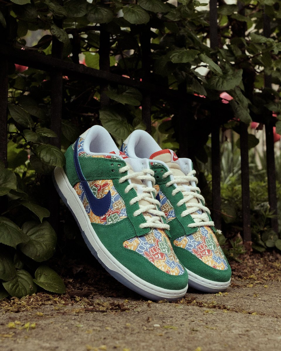 topsnbottomsusa's tweet photo. Score big with the Nike Dunk Low and show off your team spirit with the Foam Finger design.
#NikeDunkLow #FoamFinger #SneakerGame #NikeDunk #Sneakeraddict #nike #jordan #hypebeast #sneakersaddict #style #sneakerheads #sneakernews #topsandbottoms https://t.co/pegpNdQDvq