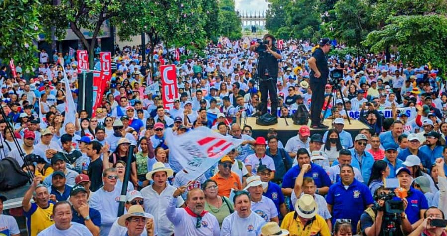 Los trabajadores y trabajadoras salimos  masivamente al llamado de la <a href="/EcuadorCut/">CUT ECUADOR</a> Unidos somos más fuertes <a href="/GomezlRichard/">Richard Gomez</a> #LaCutPorElTrabajo