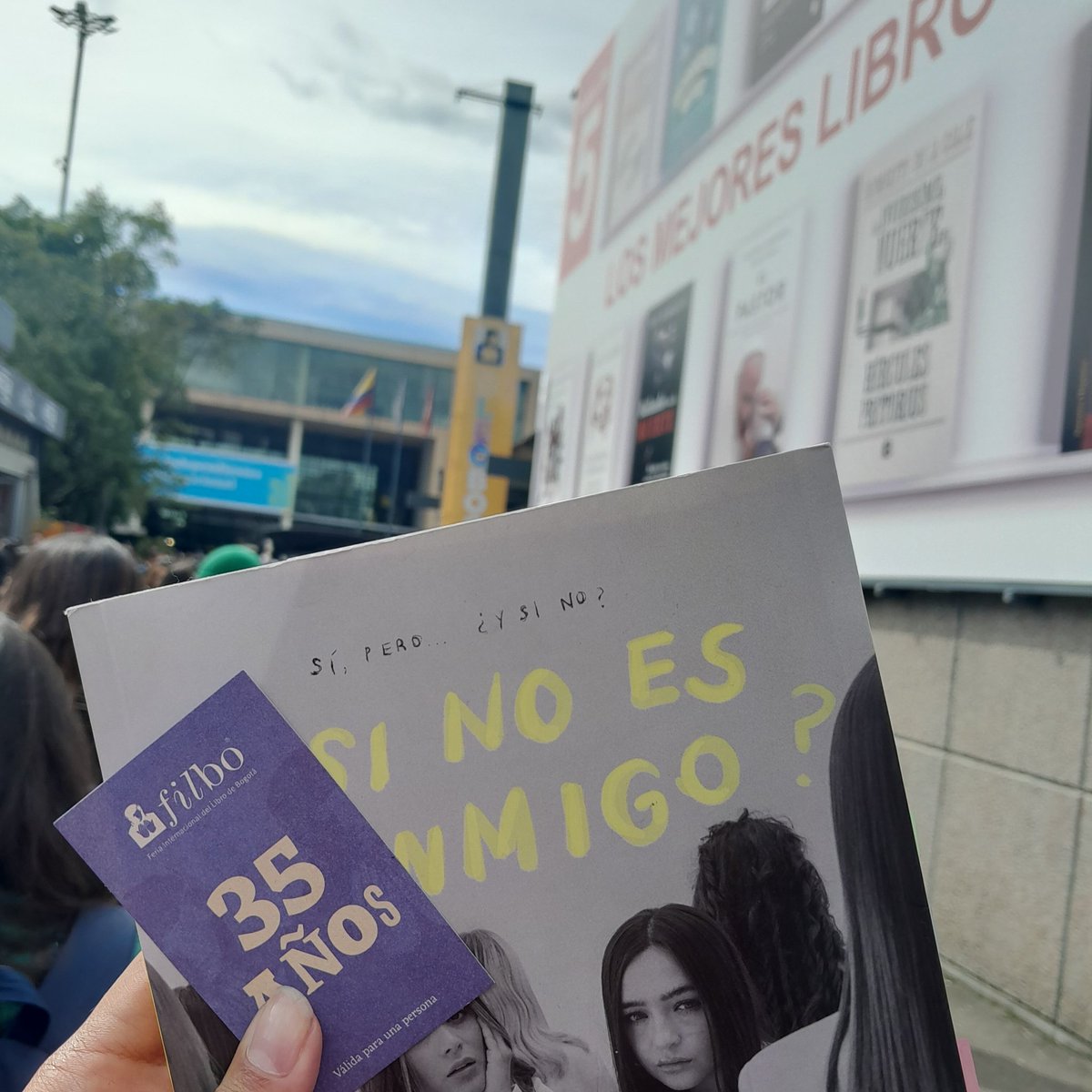 LeriaCacher2004's tweet image. Listisima para conocer a @CalleyPoche 

#cacher #calleypoché #filbo2023