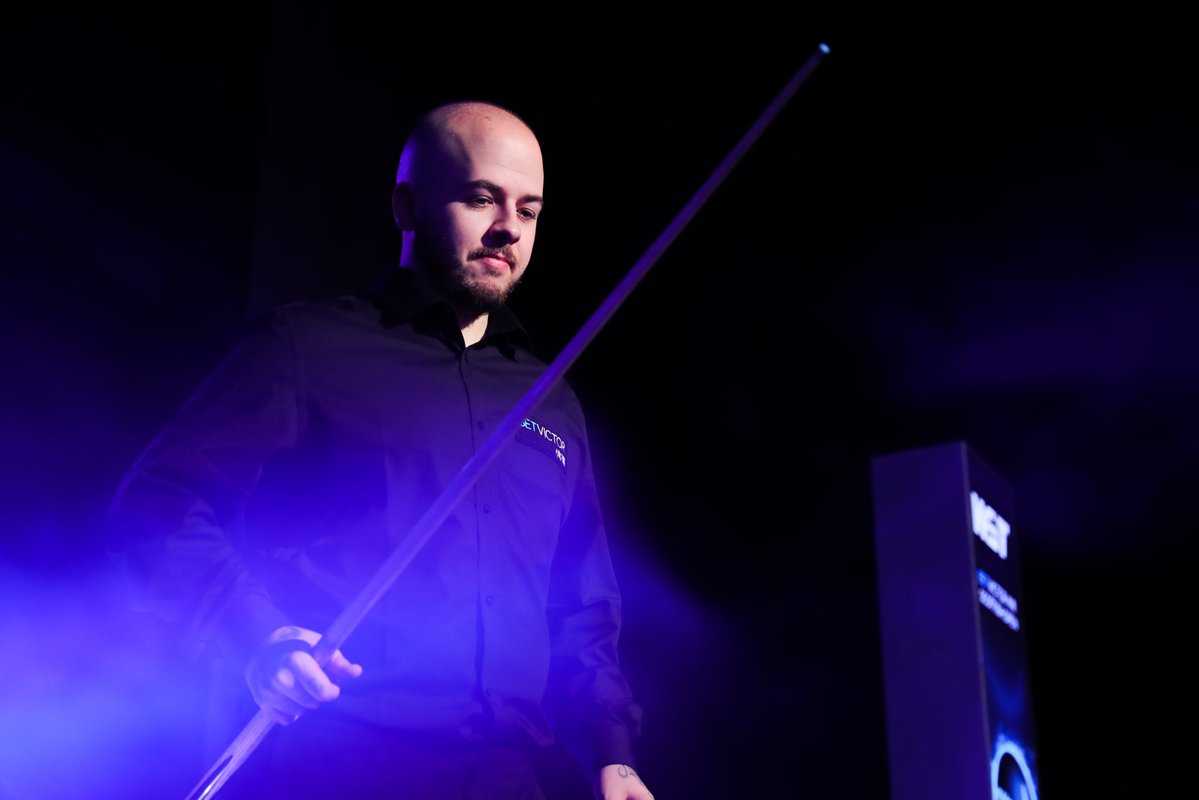 FabioValente147's tweet photo. Down 6-10 vs Ronnie O'Sullivan in the QF.
Down 5-14 vs Si Jiahui in the SF.
Winner vs Mark Selby 18-15 in the Final.
A dream coming true after a fairytale Crucible run: ladies and gentlemen, your 2023 World Champion is LUCA BRECEL! 🇧🇪 #CazooWorldChampionship #147sf #snooker https://t.co/zieeOGnOtq