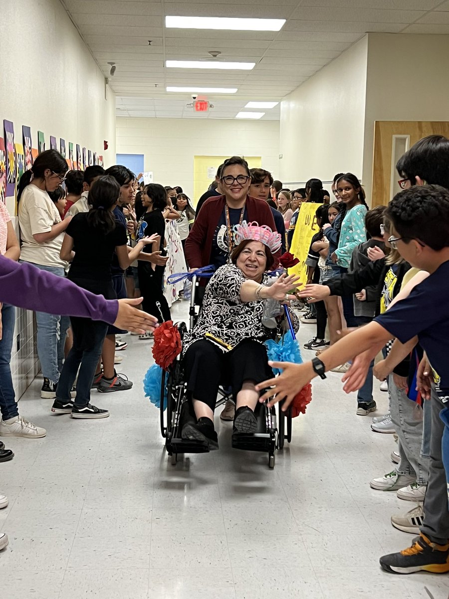 Gaileylk's tweet photo. Happy Principal’s Day! The students and staff sure did miss you!  We love you! @EPISDLibraries @sharodickerson @MesitaElem @EcdcMesita https://t.co/PCRS5RUFx6