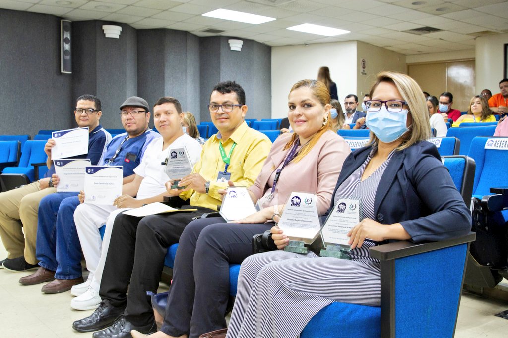 isss_gob_sv's tweet photo. En cumplimiento a la Ley General de Prevención de Riesgos, hemos conformado 100 comités en materia de Seguridad y Salud Ocupacional a nivel nacional.

A través de ellos se ha capacitado y certificado a médicos del trabajo en primeros auxilios y otras habilidades. https://t.co/w6cAGIcH0i