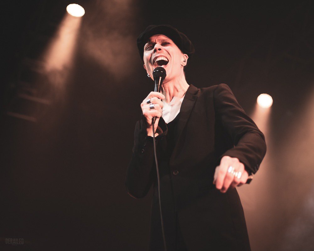 Of course we can’t let the day go by without a preview shot from the one and only #VilleValo  himself last night at <a href="/HOBOrlando/">House of Blues Orlando</a> ! 🤘🏻

Full gallery &amp; review #comingsoon on our website! .
.
.
  #heartagram #kaelanmikla #neonnoir #concertphotography #derailedmedia 

📸 @KEBEES_