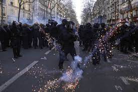 Trabajadores en toda Francia marcharon en el Primero de Mayo, expresando su descontento con la impopular reforma de pensiones de Macron. La lucha por los derechos laborales y la justicia social continúa en todo el mundo. #PrimeroDeMayo #TrabajadoresUnidos