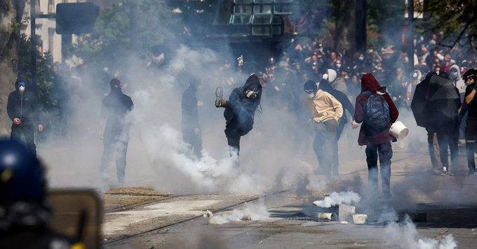 _senerbaris's tweet photo. [🔵]#Fransa polisi, #1Mayıs mitingleri sırasında siyah giyimli radikallerle çatıştı. #Fotoğraf: -Reuters/ABD
[#DünyaDan020523] https://t.co/yuU4WlCT3a