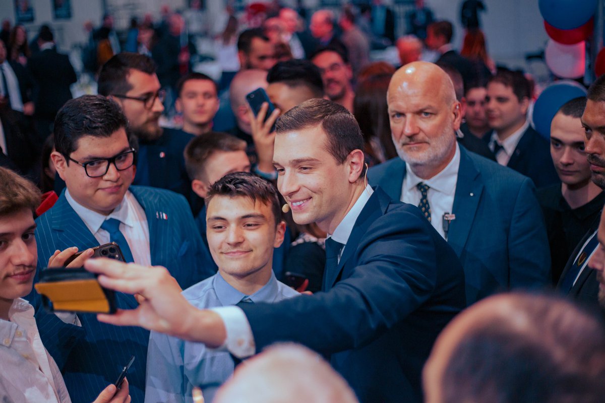 J_Bardella's tweet photo. Nous n’avons pas le droit de décevoir les millions de Français qui croient en nous et veulent voir appliquer, enfin, une autre politique.

Ne doutons jamais : travaillons, avançons, continuons, jusqu’à la victoire !

Merci à tous ceux qui ont fait de ce #1erMaiRN un succès. https://t.co/xXprqmqvjQ