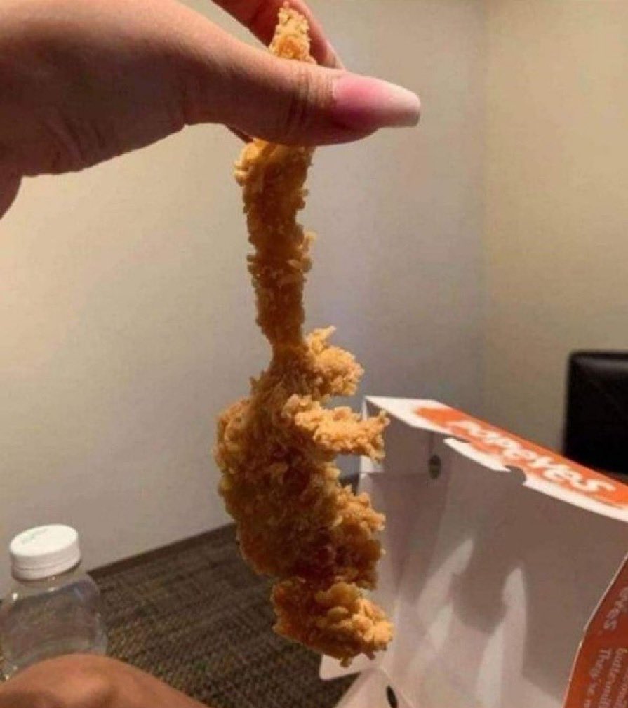 CaadeOKC's tweet photo. hola @Popeyes, creo que esto no es lo que habíamos pedido https://t.co/2vXGKVRJvb