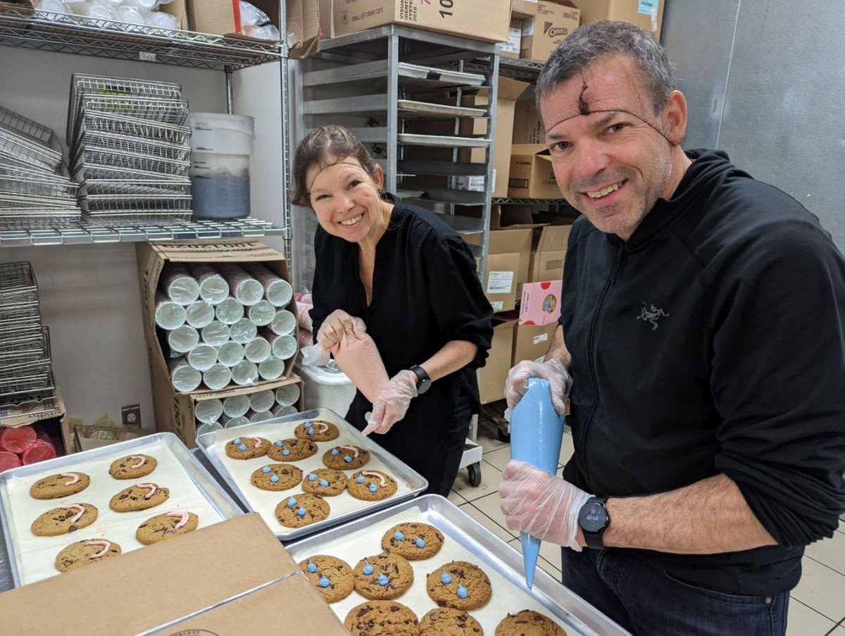 FondationElan's tweet photo. Déjà hier, on débutait la décoration des Biscuits sourire. Toute la semaine, faites-en provision chez votre Tim Hortons préféré!
@TimHortons 
#biscuitssourire https://t.co/AXFJZLe06C