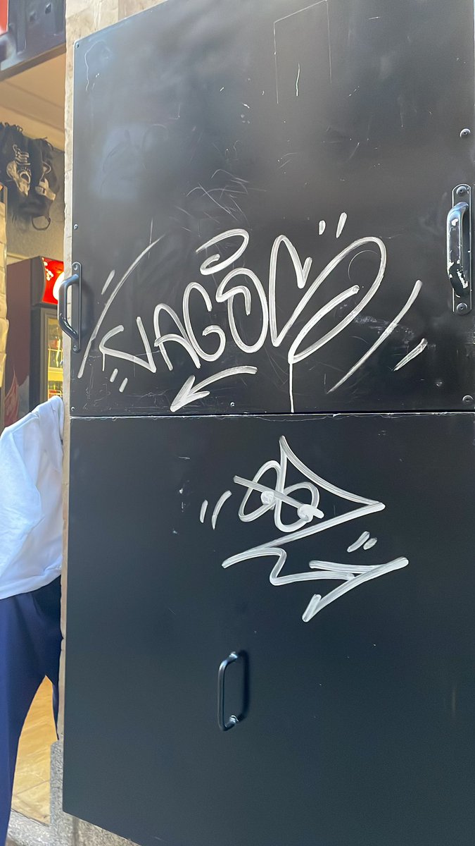 Ante el desdén de <a href="/policia/">Policía Nacional</a> y <a href="/aytoSalamanca/">Ayuntamiento Salamanca</a>, animo al autor de los #graffiti que aparecen continuamente en mi negocio (si cuatro garabatos pueden considerarse graffiti) a que se reúna conmigo y negociamos precio por hacer algo en condiciones. #Salamanca
