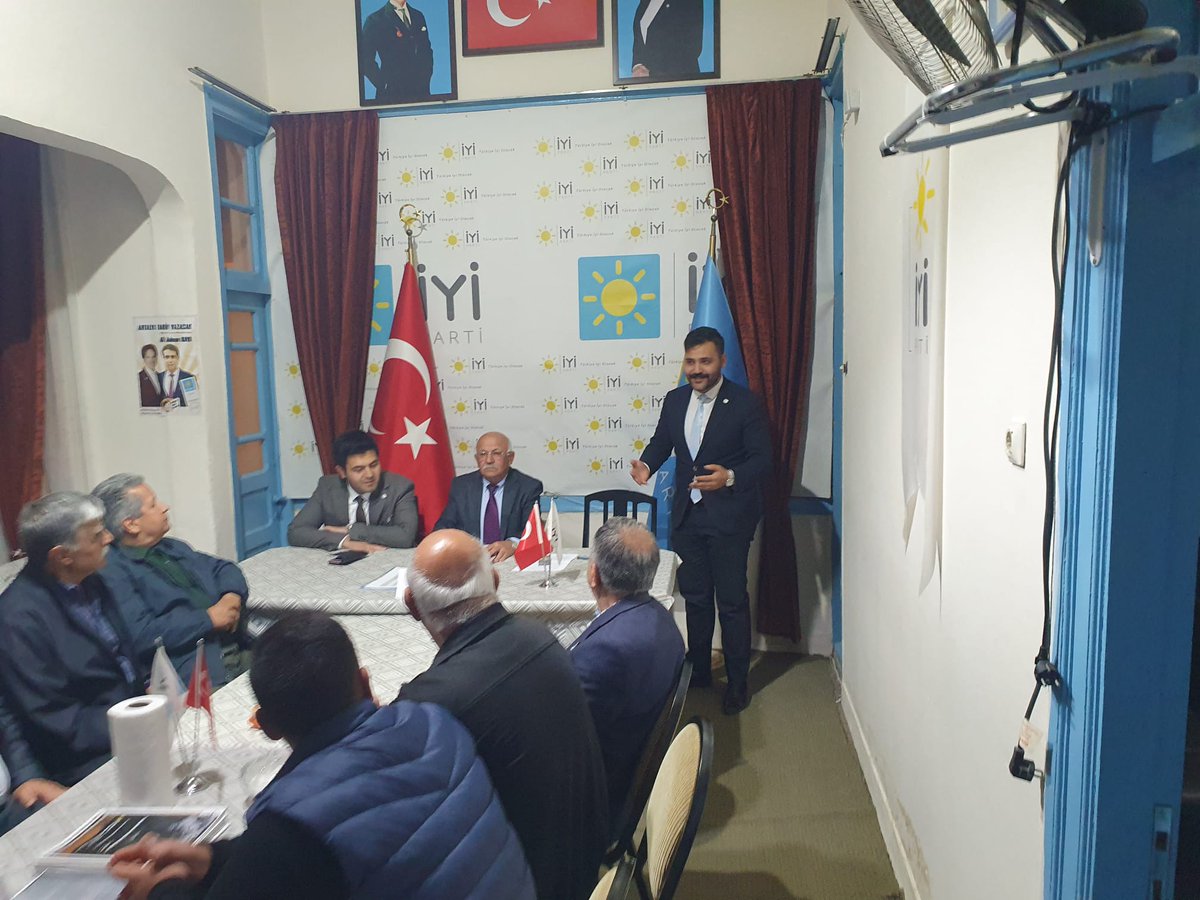FPartim's tweet photo. Finike iyi parti 1 etap sandık eğitimi, katkılarından dolayı Sayın Avukat İbrahim Erol ve Avukat Ahmet Selim Ateş'e ve katılımcı üyelerimize çok teşekkür ederiz https://t.co/TzQwgT3ATb