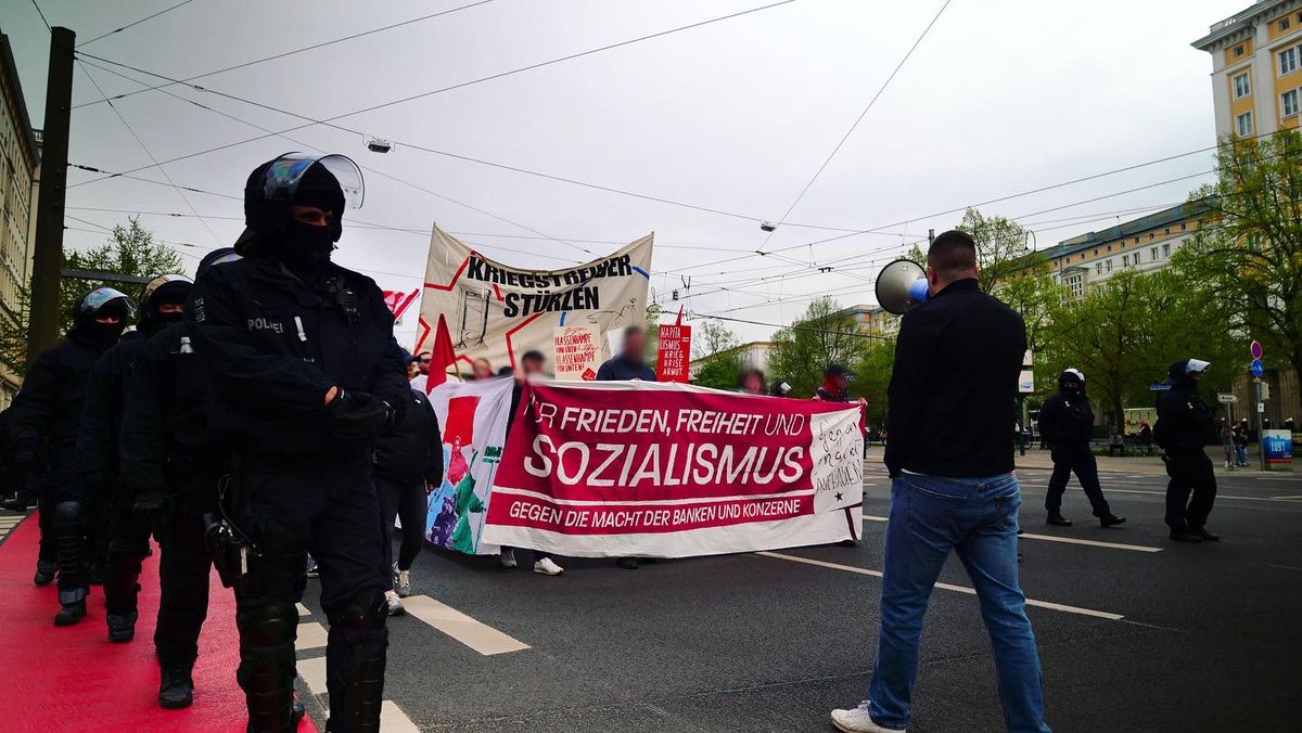 redmedia21's tweet photo. Auf der revolutionären Demonstration in #Magdeburg nahmen sich heute 150 Menschen trotz  massiver Polizeischikanen die Straße. Das Motto  „Frieden, Freiheit, Sozialismus - Gegen die Diktatur der Banken und Konzerne“ 

#Sozialismus #1mai #md0105 #klassegegenklasse #1MAYIS https://t.co/JVI5URxiUH