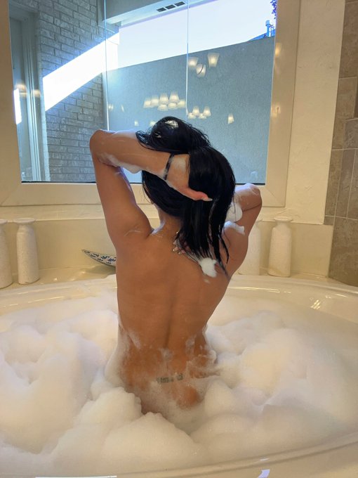 Watch YL's leaked NSFW photo on TwXstars