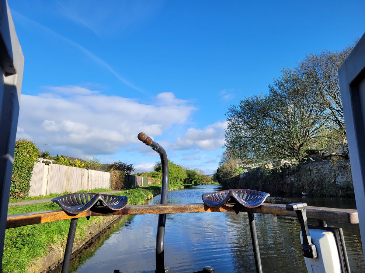 Blue sky for a Bank Holiday. What a treat 👌#narrowboat_jackthelad #narrowboat #boatsthattweet #BankHoliday #leedsandliverpoolcanal