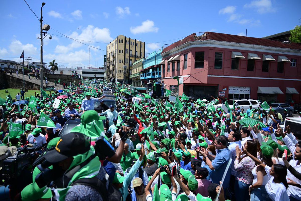 LeonelFernandez's tweet photo. El pueblo ha salido a decirle basta a la delincuencia, al miedo, al alto costo de vida, al desempleo y a las promesas incumplidas.

#MarchaTrabajadoresFP
#MarchaFP
#FuerzaDelPueblo
#RumboADosMillones https://t.co/iivKL7aoXV