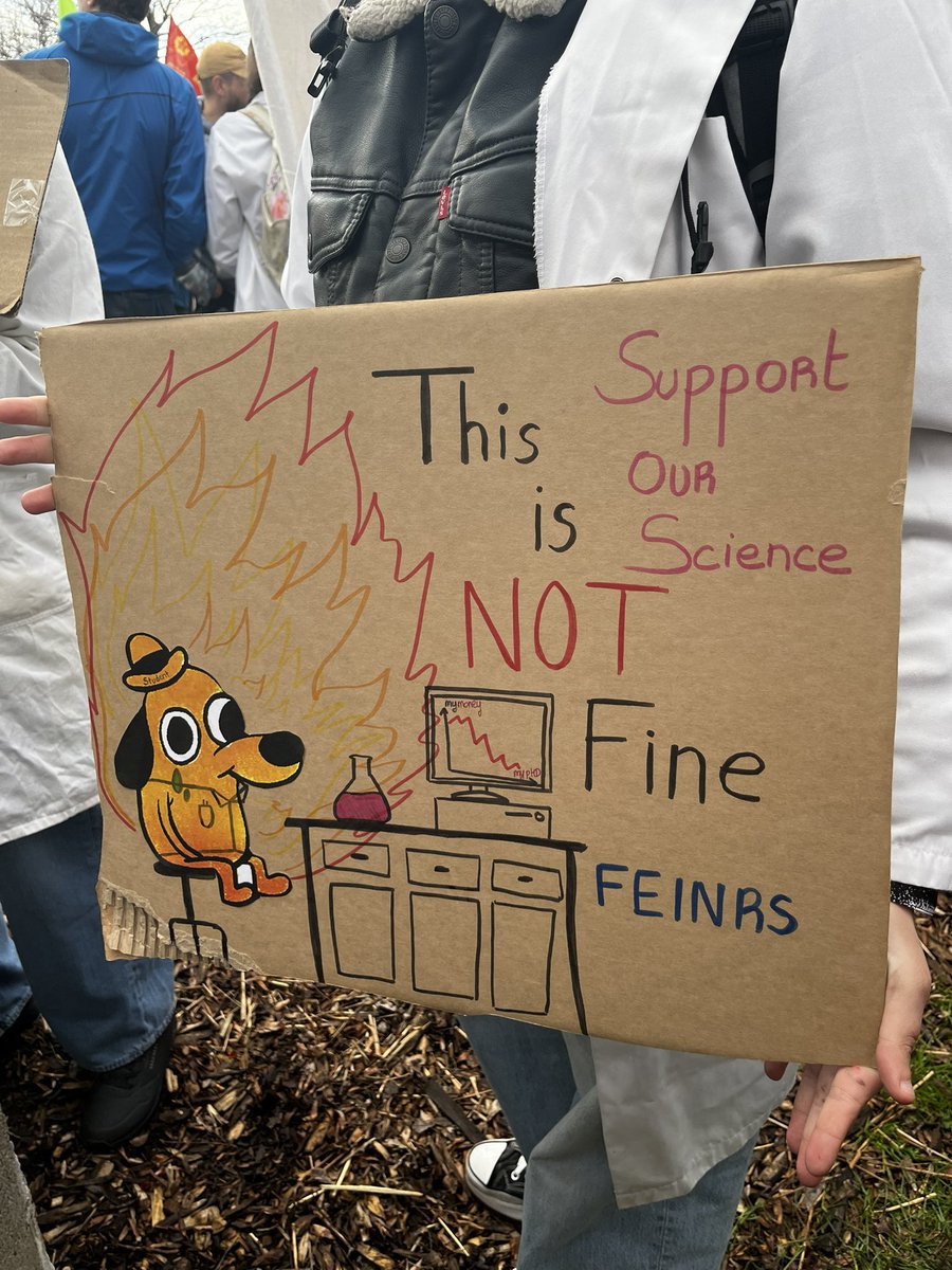 #SupportOurScience is now in #Montréal !

Walkout with <a href="/fronton_fanny/">Fronton Fanny</a> for more graduate submissions
