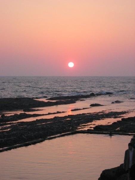 MorvenMcPherson's tweet photo. Vivid memories of doing the #MayDip twice in my time at @univofstandrews - albeit far fewer students braved the North Sea at Castle Sands back in 2004!
It was very special seeing the sun rise while the St Salvator’s chapel choir sang as we lost feeling in our lower limbs… 🌊🥶 https://t.co/rOt495sNAr
