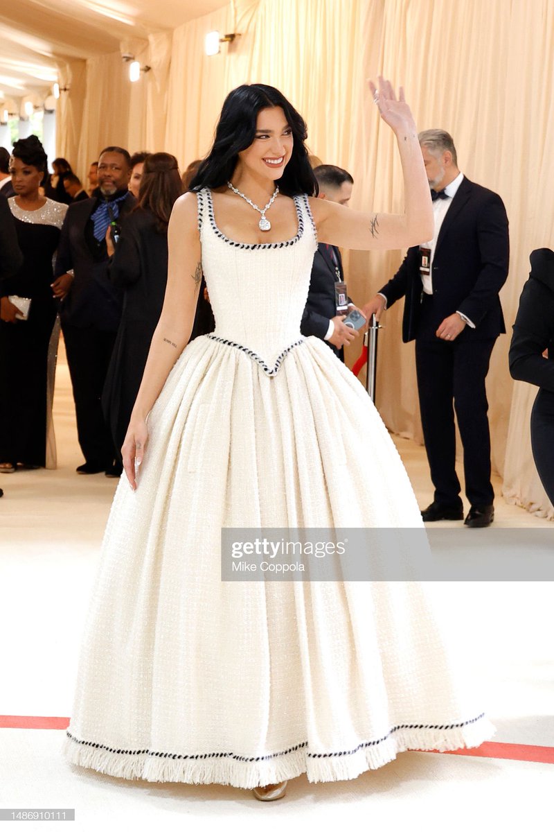 celebfashionnnn's tweet photo. Dua Lipa attends The 2023 Met Gala Celebrating "Karl Lagerfeld: A Line Of Beauty" at The Metropolitan Museum of Art on May 01, 2023 in New York City #MetGala #MetGala2023 https://t.co/JF0G6BcAfM