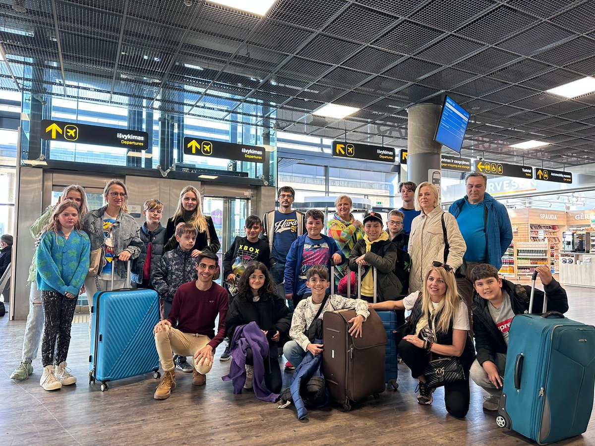 Después de una semana asombrosa llena de nuevas experiencias y aprendizajes, los alumnos y profes del <a href="/SanIsidroAranju/">CEIP SAN ISIDRO Aranjuez</a> que han vivido la experiencia <a href="/EUErasmusPlus/">Erasmus+</a> en #Kaunas, ya están de vuelta✈. Estamos deseando recibirles a ellos en España para seguir construyendo juntos😀🤩