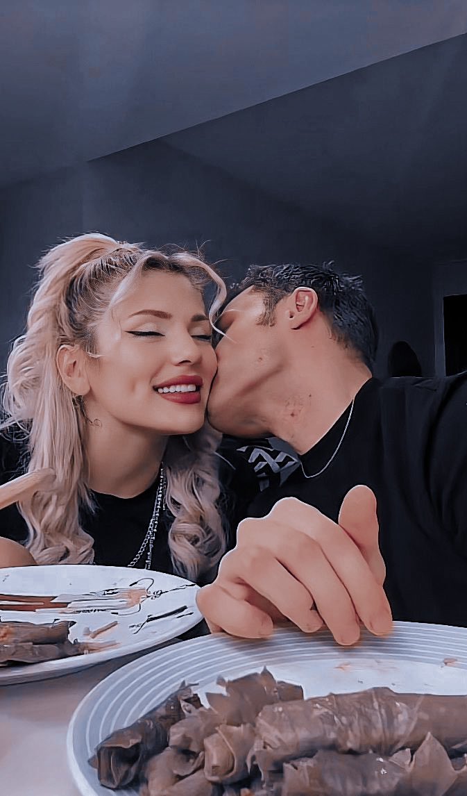 AyTolOfficialFc's tweet image. Sarma yayınımızdan Aybüke ve Tolga 😻🤍

10 üzerinden puanlayın bakalım sardıkları sarmaları 😌  #AyTol