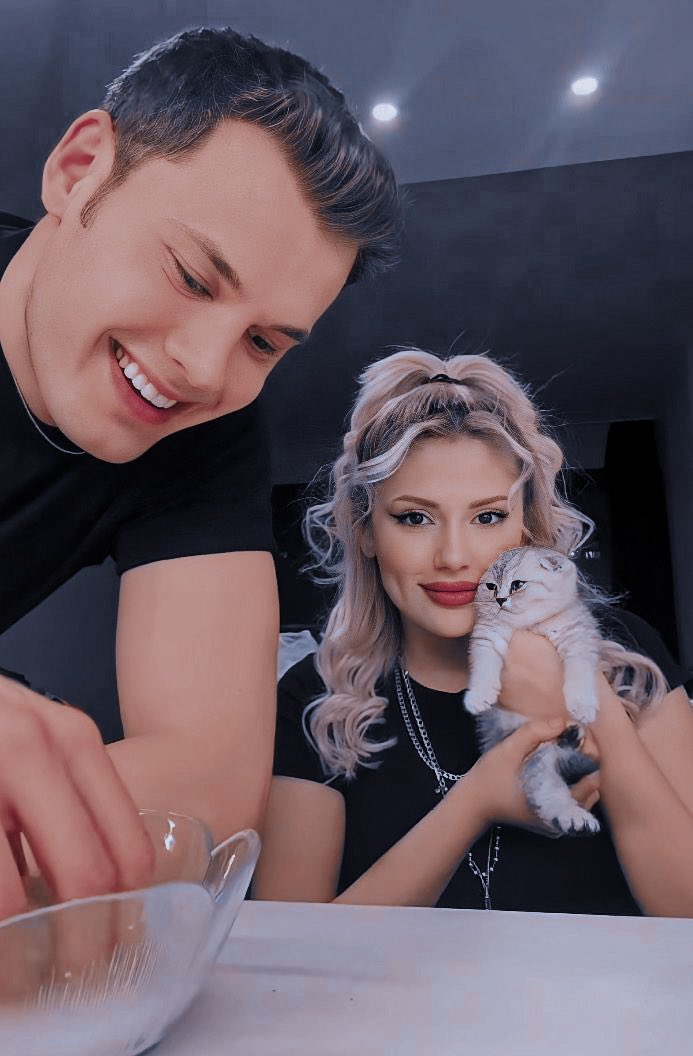 AyTolOfficialFc's tweet image. Sarma yayınımızdan Aybüke ve Tolga 😻🤍

10 üzerinden puanlayın bakalım sardıkları sarmaları 😌  #AyTol