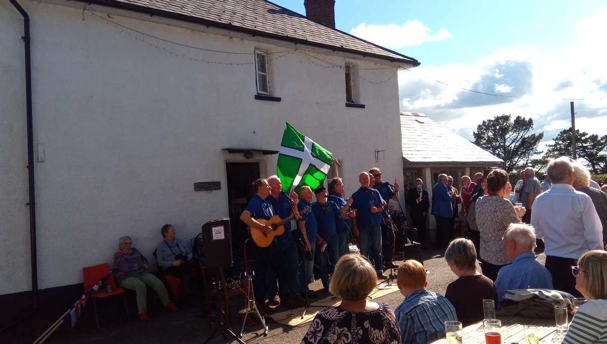 Enjoying traditional May Day celebrations in the beautiful village of #iddesleigh in the heart of rural #Devon including #seashanties from #dartmoor's Mariners Away. #westdevon #hatherleigh @warhorsevalley