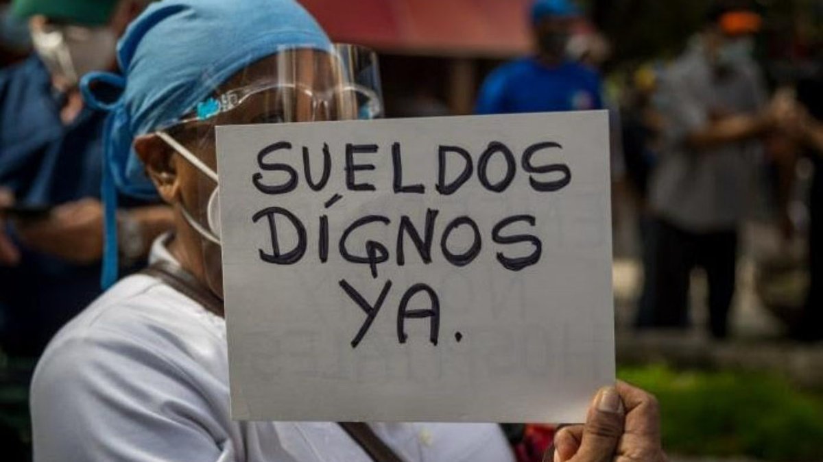 adbernabe's tweet photo. Los trabajadores, jubilados y pensionados se quedaron vestidos y alborotados, esperando el aumento del salario mínimo. Maduro anunció un supuesto "plan de resistencia del ingreso mínimo vital", decretando el cesta ticket en 40$ y el bono de guerra en 20$, el cual es EXCLUYENTE. https://t.co/JXppkx1n1p
