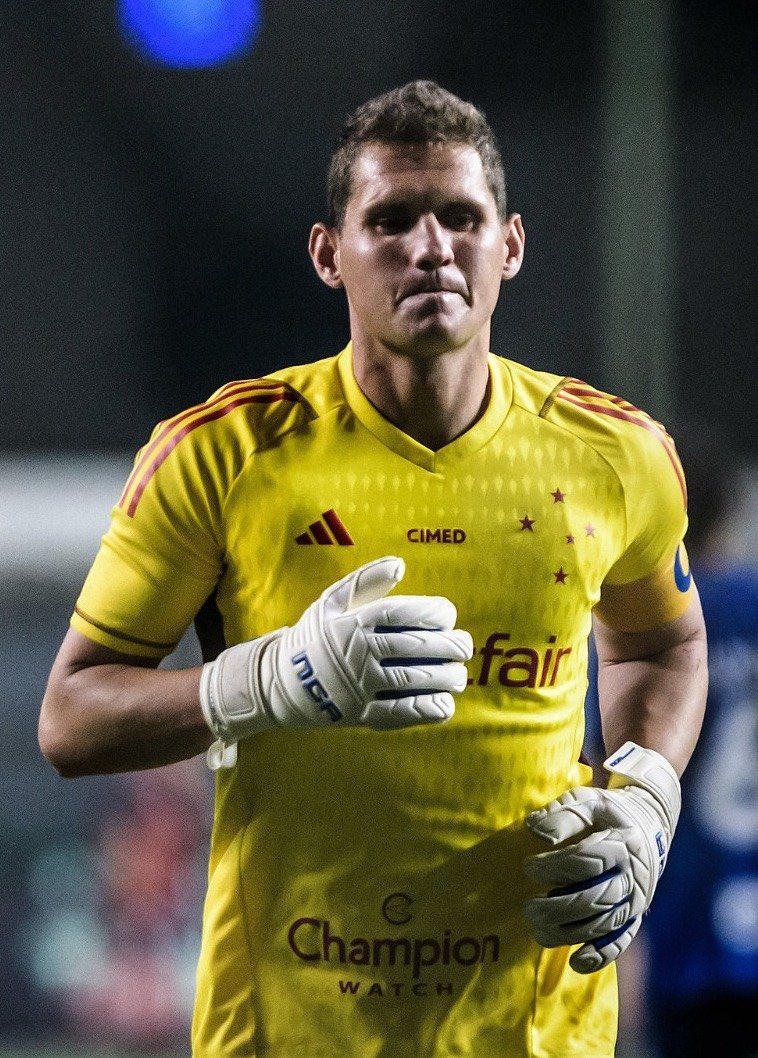 SofascoreBR's tweet photo. Rafael Cabral (32 anos) no @Brasileirao 2023 pelo @Cruzeiro:

⚔️ 3 jogos
🚫 2 gols sofridos
👐 17 defesas (5.7 / j!)
🧤 2 jogos sem sofrer gols
✅ 74% acerto passe (!)

• Maior Nota Sofascore (7.80) do time.
• Goleiro com a maior % de bolas defendidas (89%!) do torneio.

👏👏 https://t.co/Rx4NnKclay