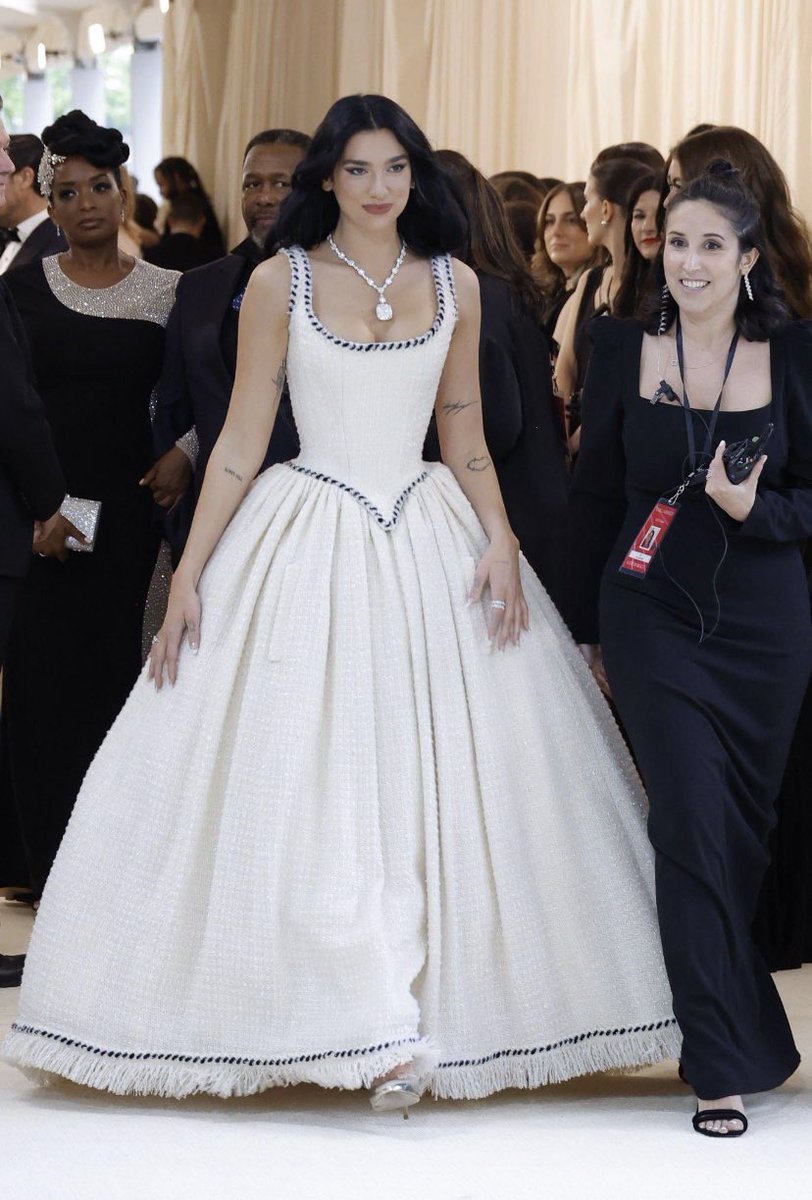 fashionphileuk's tweet photo. Co Chair Dua Lipa has arrived at the Met Gala wearing the Chanel bride dress first seen on Claudia Schiffer FW95/96 #MetGala2023 https://t.co/IKbHmR76Ns