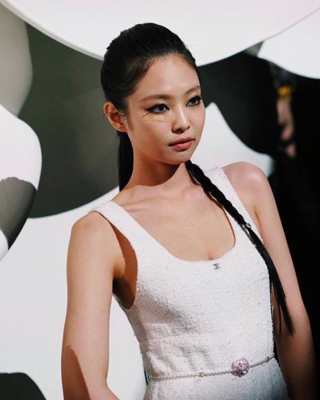 P0bBase's tweet photo. GLOBAL IT GIRL
KPOP ACE
Also named as JENNIE RUBY JANE will officially make her met gala debut today after fans spotted her chanel's team and a card holding her name

JENNIE’S NAME ON THAT PIECE OF PAPER👀

JENNIE MET GALA
#JENNIEatMETGala #JENNIE #MetGala    @BLACKPINK https://t.co/Mg1MYivWUF