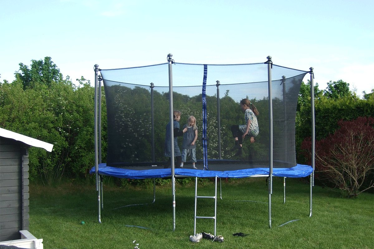 Eigenes Trampolin – Wo ist der geeignet Standort? hausingly.de/eigenes-trampo… #Freizeit #Garten #Kinder
