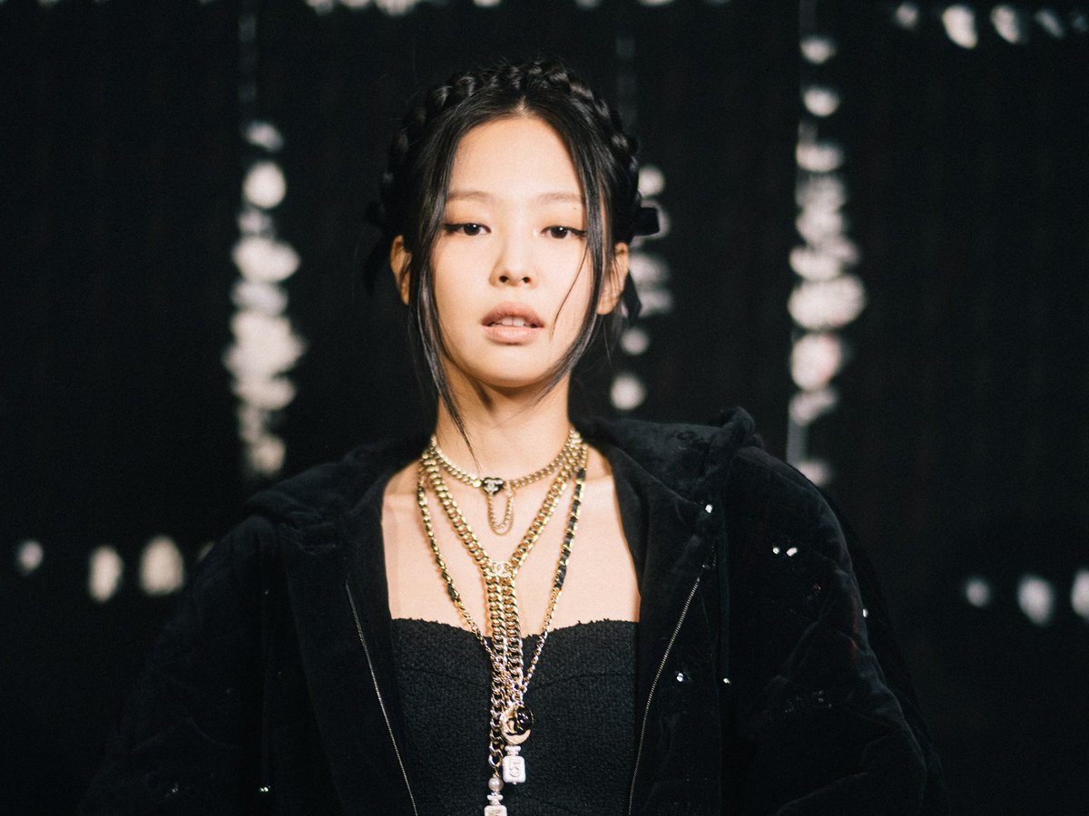 P0bBase's tweet photo. GLOBAL IT GIRL
KPOP ACE
Also named as JENNIE RUBY JANE will officially make her met gala debut today after fans spotted her chanel's team and a card holding her name

JENNIE’S NAME ON THAT PIECE OF PAPER👀

JENNIE MET GALA
#JENNIEatMETGala #JENNIE #MetGala    @BLACKPINK https://t.co/Mg1MYivWUF