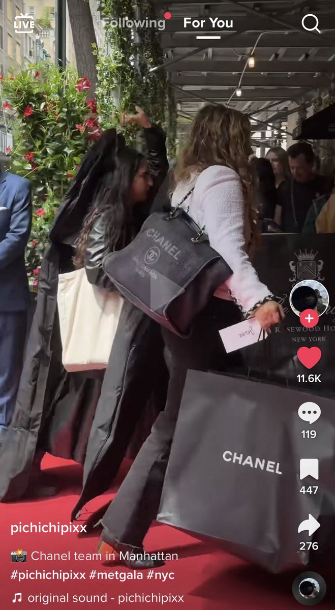 P0bBase's tweet photo. GLOBAL IT GIRL
KPOP ACE
Also named as JENNIE RUBY JANE will officially make her met gala debut today after fans spotted her chanel's team and a card holding her name

JENNIE’S NAME ON THAT PIECE OF PAPER👀

JENNIE MET GALA
#JENNIEatMETGala #JENNIE #MetGala    @BLACKPINK https://t.co/Mg1MYivWUF