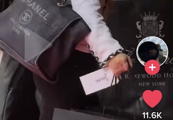 P0bBase's tweet photo. GLOBAL IT GIRL
KPOP ACE
Also named as JENNIE RUBY JANE will officially make her met gala debut today after fans spotted her chanel's team and a card holding her name

JENNIE’S NAME ON THAT PIECE OF PAPER👀

JENNIE MET GALA
#JENNIEatMETGala #JENNIE #MetGala    @BLACKPINK https://t.co/Mg1MYivWUF