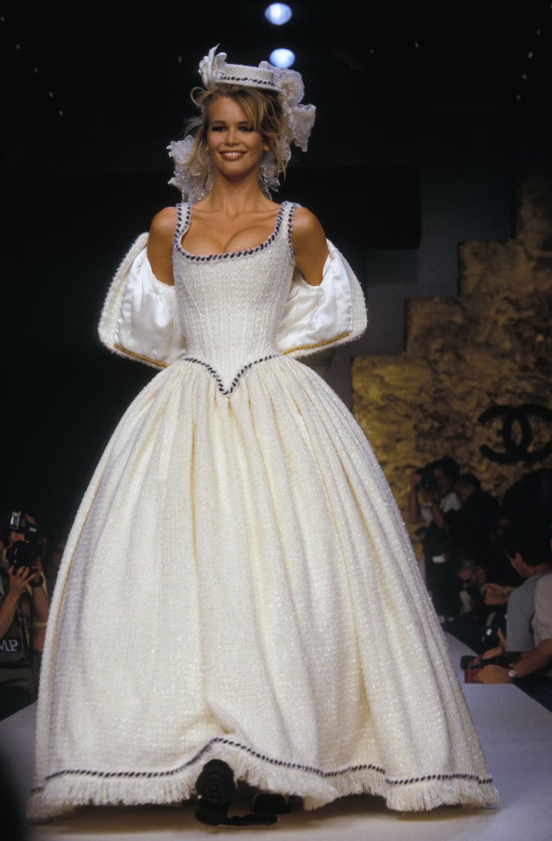 onlythebravexgv's tweet photo. Dua Lipa en Chanel fall 1992 couture que usó originalmente la musa de karl lagerfeld, claudia schiffer #MetGala https://t.co/FowmEGm5EY