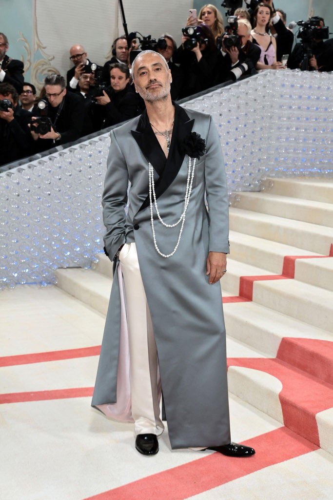 hey_lookitsem's tweet photo. I do not want a single “what do you expect men to wear” this year. This. I expect this. #MetGala https://t.co/Oi0xtoacMN