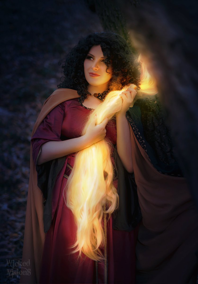 Forever young 💅🏻

Photo by amazing Wicked Vision
!!!! ❤️❤️❤️❤️❤️❤️❤️❤️

#tangledcosplay #gothelcosplay #gothel #cosplayer #disneyvillian #mothergothel #dramaqueen