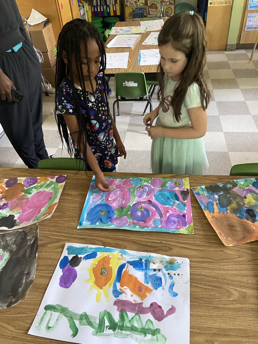 We walked through each kindergarten gallery (classroom) and used a sticker to mark the artwork that spoke to us the most! Students did great looking without touching and all our artists got some love! 👩‍🎨 ❤️<a href="/APSGardenHills/">Garden Hills Elem</a> <a href="/APSDualLang/">apsDualLang</a>